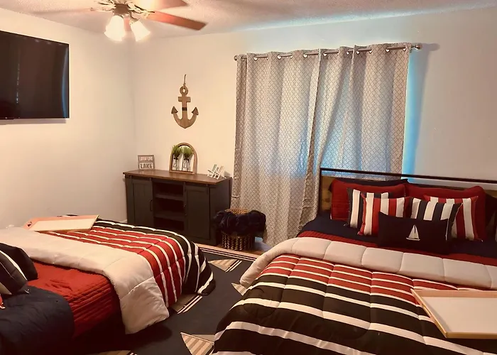 Jet Skis, Lake View, Sleeps 8, Hottub, Firepit, Pet Friendly!