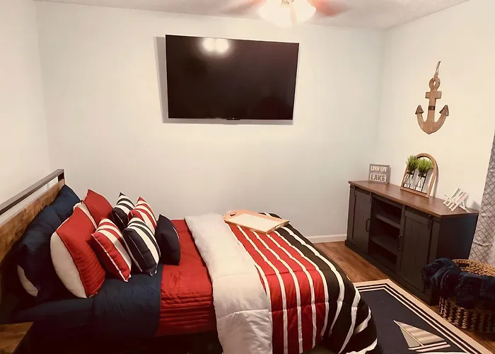 Jet Skis, Lake View, Sleeps 8, Hottub, Firepit, Pet Friendly!