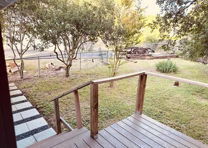 Jet Skis, Lake View, Sleeps 8, Hottub, Firepit, Pet Friendly!