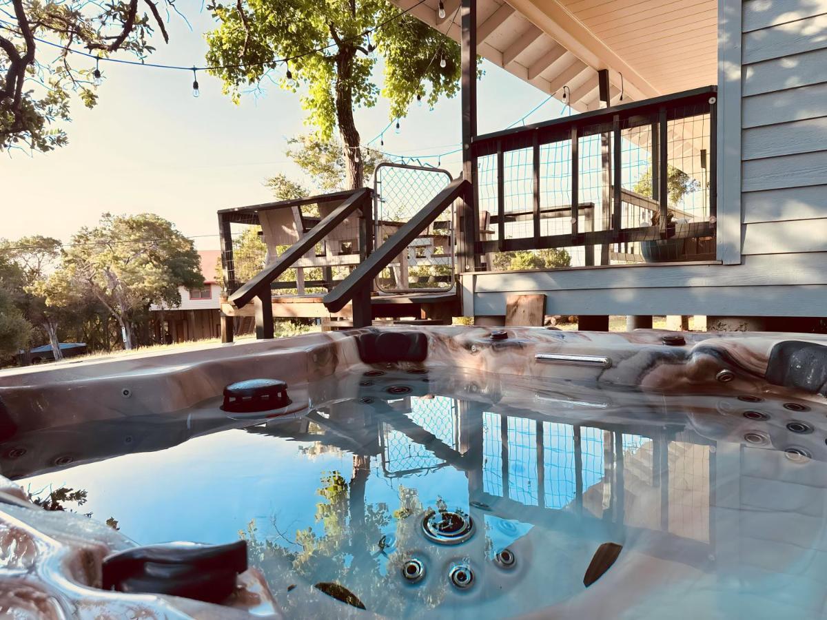 Jet Skis, View, Sleeps 8, Hottub, Firepit, Pet Friendly! Holiday home Canyon Lake